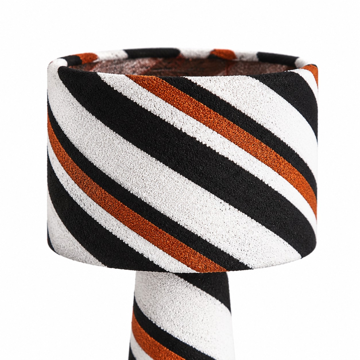 détail de l'abat-jour de lampe de table en tissu rayé