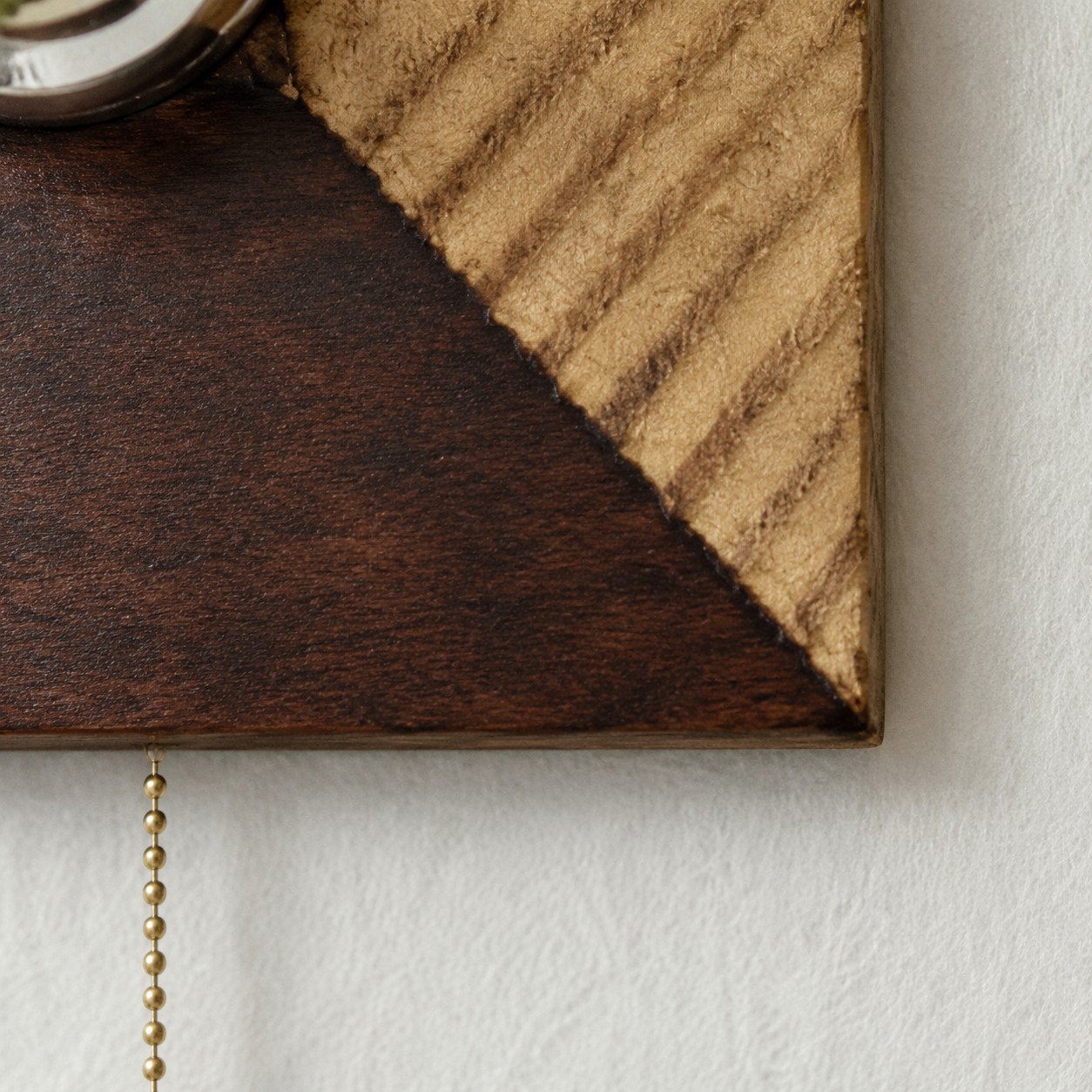 Geometric Resin Wall Light With Metal Pull Chain material detail