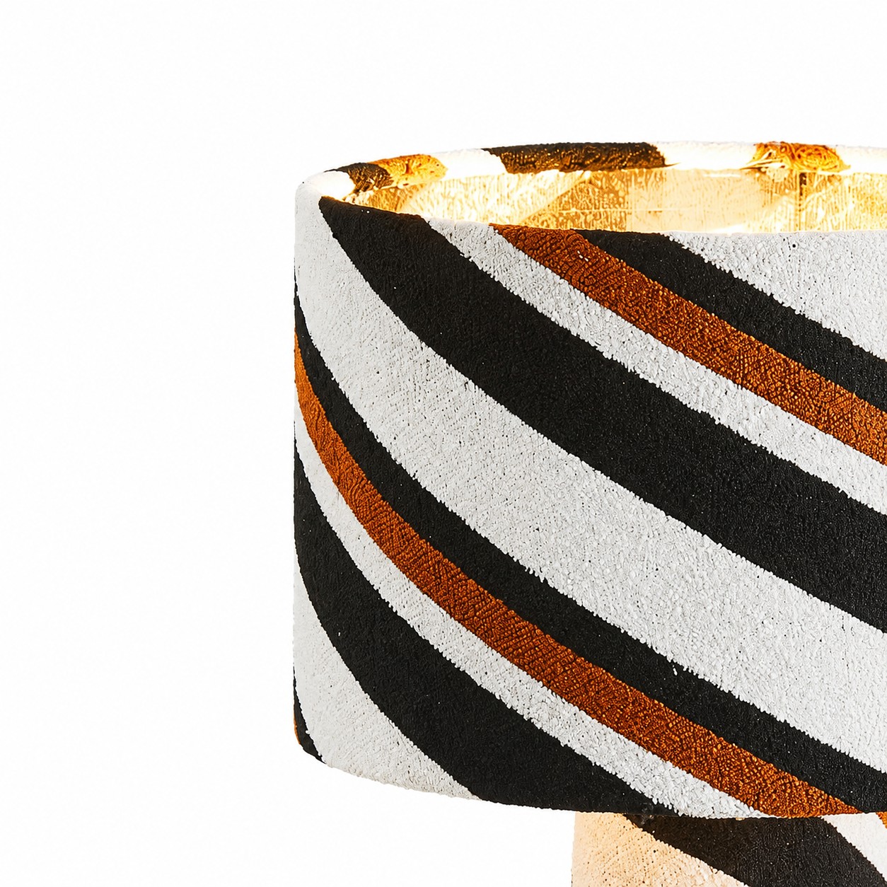Détail d'une lampe de table en tissu rayé
