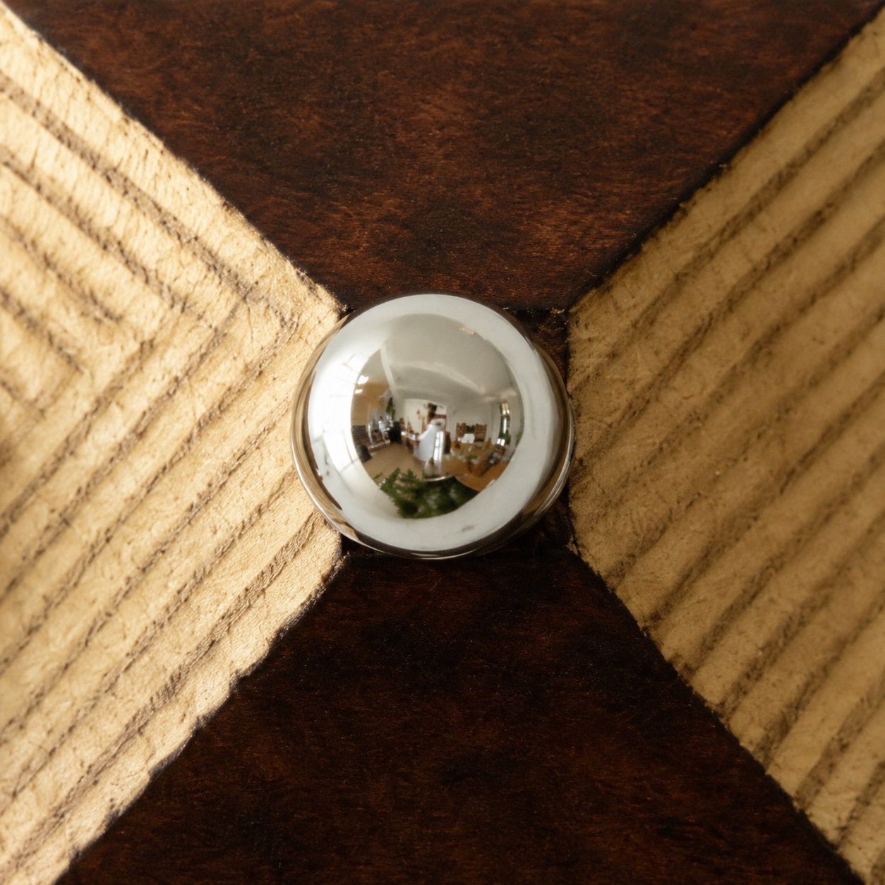 Geometric Resin Wall Light With Metal Pull Chain detail